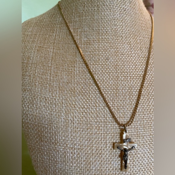 Elegant Gold Cross Pendant Necklace - Picture 7 of 8